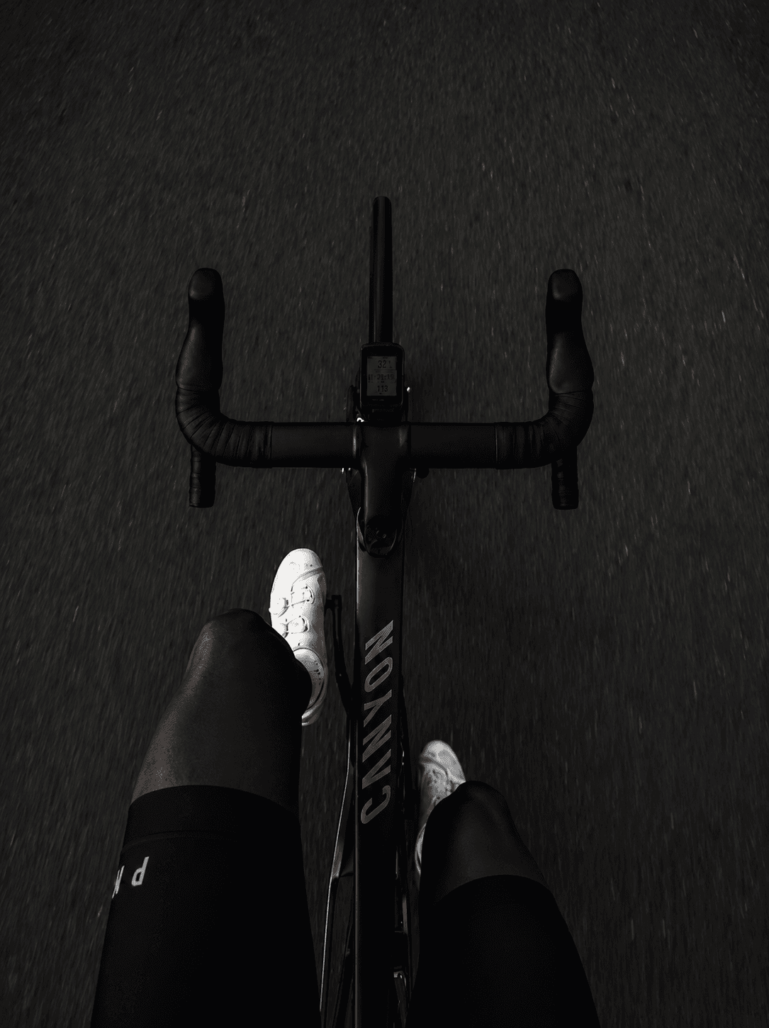 Vue guidon sur la route, Challenge 01 — Cotonou → Ouidah